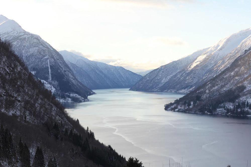 Fjaerland Fjordstove Hotell - Huseby Hotelldrift As Esterno foto